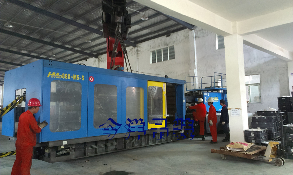 注塑機卸車進(jìn)廠安裝006