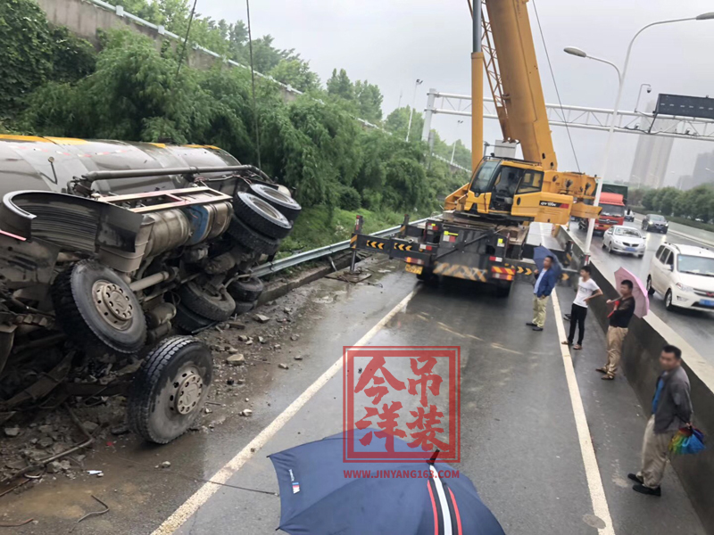 交通施救（雨雪天氣，減速慢行）